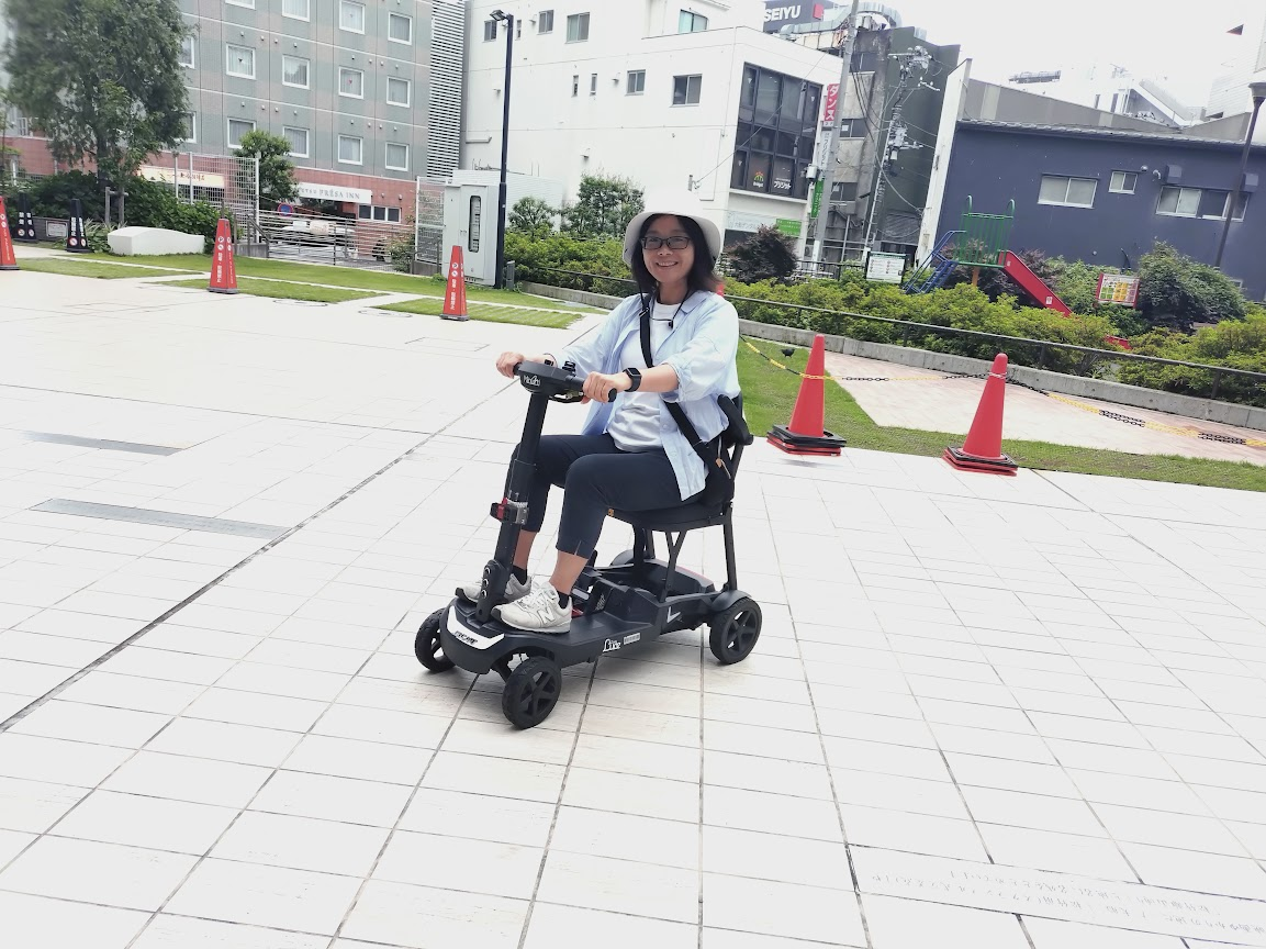 屋外で笑顔の女性が乗っている様子